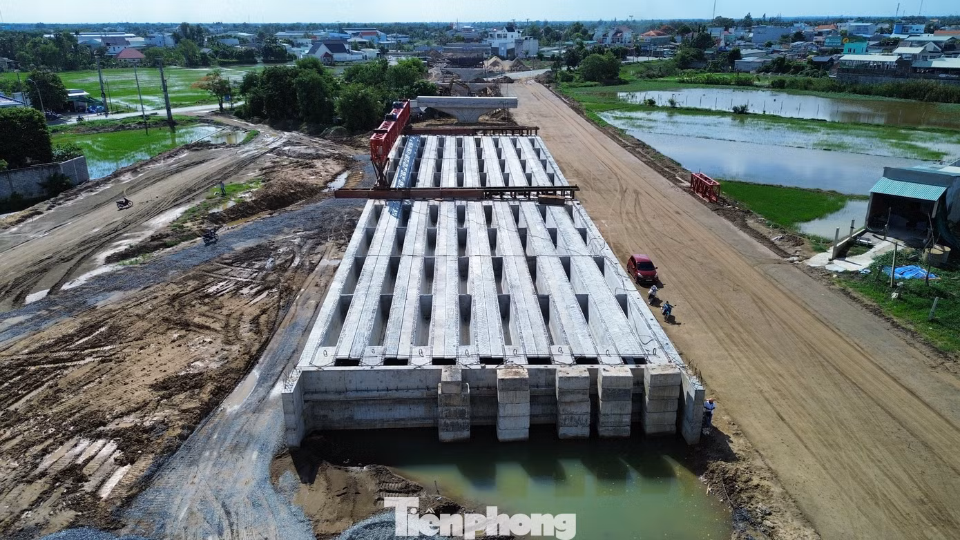Cầu vượt Tân Bửu đã hoàn thành toàn bộ phần thi công cọc khoan nhồi, lao lắp dầm super T được 2/35 nhịp. Cầu vượt Tân Bửu đã hoàn thành toàn bộ phần thi công cọc khoan nhồi, lao lắp dầm super T được 2/35 nhịp.