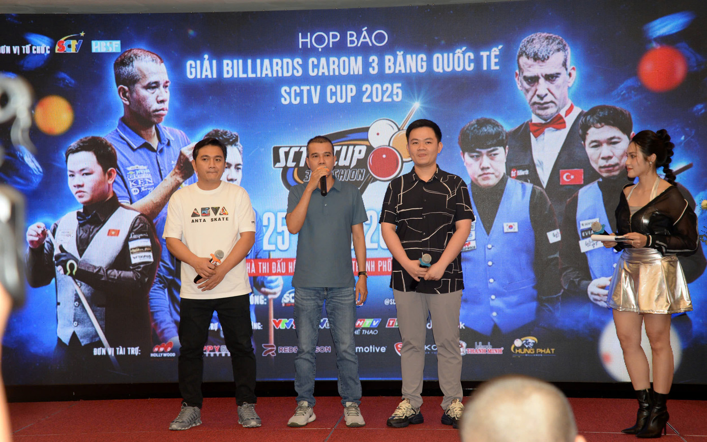 3 cơ thủ Việt Nam giao lưu tại buổi họp báo.