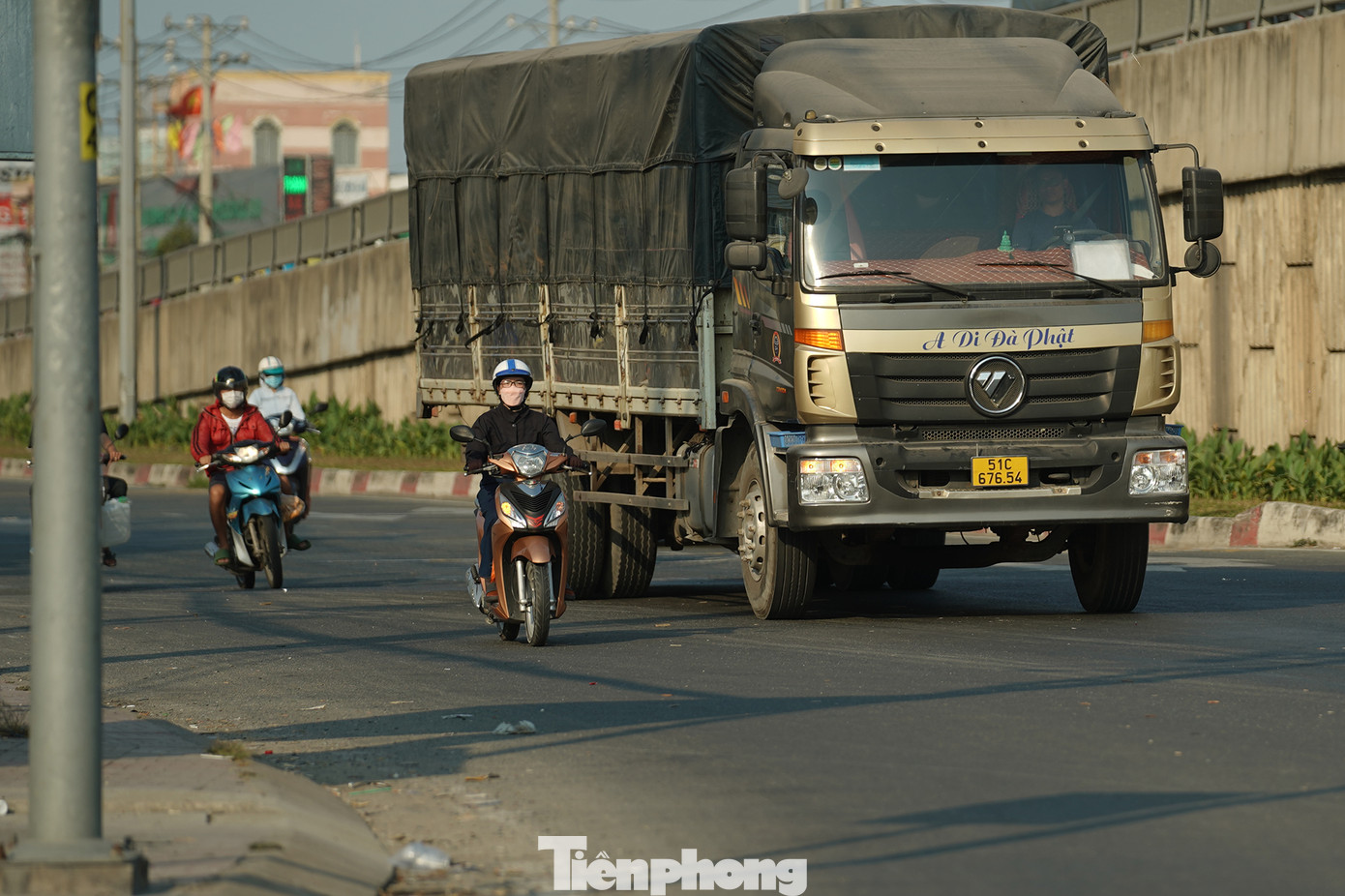 Phía quốc lộ 1A, hướng từ Thủ Đức về miền Tây có làn ưu tiên quẹo phải. Tuy nhiên, người điều khiển xe máy nếu đi thẳng thường rơi vào điểm mù của xe tải trọng lớn nếu quẹo phải.
