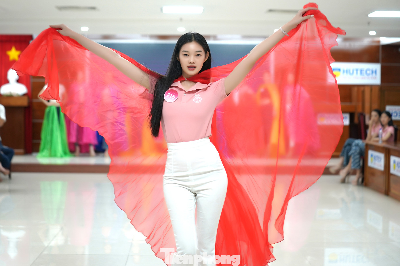 Màn tạo dáng với phần tà tạo thành hình cánh bướm đẹp mắt của Bé Quyên trong buổi tập. Người đẹp áo dài của Hoa hậu Việt Nam 2022 luôn để mặt mộc trong các buổi đào tạo. Lợi thế của cô là mái tóc dài, vóc dáng gợi cảm phù hợp với nhiều loại trang phục.