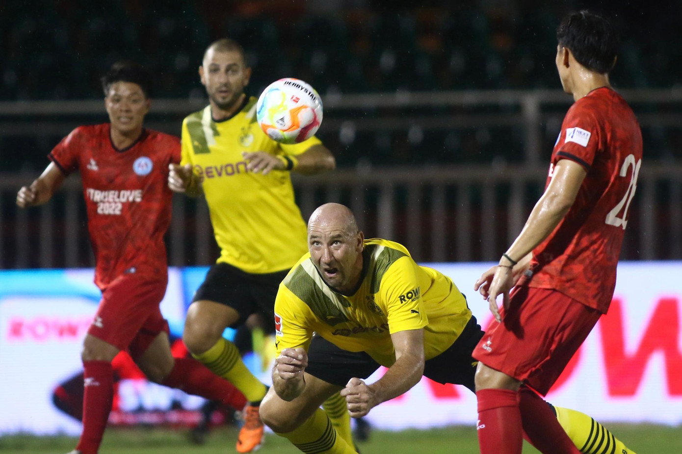 Đẳng cấp của những ngôi sao từng thi đấu tại Bundesliga và Champions League được thể hiện. Về phía đội chủ nhà, Tuấn Hải, Văn Quyến và Công Vinh chơi khá nỗ lực trên hàng công của đội Các ngôi sao Việt Nam. Phía sau còn có cả sự góp mặt của Long Thổ, anh là cái tên được khán giả nhắc tới nhiều nhất sau khi 5 vòng đấu đầu tiên của giải Hạng nhất Cup Vietfootball 2019. Sở hữu tốc độ kinh hoàng, cộng với những cú sút xa như búa bổ, chàng trai 29 tuổi này làm người xem liên tưởng đến huyền thoại một thời của đội tuyển Brazil - Roberto Carlos. Đẳng cấp của những ngôi sao từng thi đấu tại Bundesliga và Champions League được thể hiện. Về phía đội chủ nhà, Tuấn Hải, Văn Quyến và Công Vinh chơi khá nỗ lực trên hàng công của đội Các ngôi sao Việt Nam. Phía sau còn có cả sự góp mặt của Long Thổ, anh là cái tên được khán giả nhắc tới nhiều nhất sau khi 5 vòng đấu đầu tiên của giải Hạng nhất Cup Vietfootball 2019. Sở hữu tốc độ kinh hoàng, cộng với những cú sút xa như búa bổ, chàng trai 29 tuổi này làm người xem liên tưởng đến huyền thoại một thời của đội tuyển Brazil - Roberto Carlos.