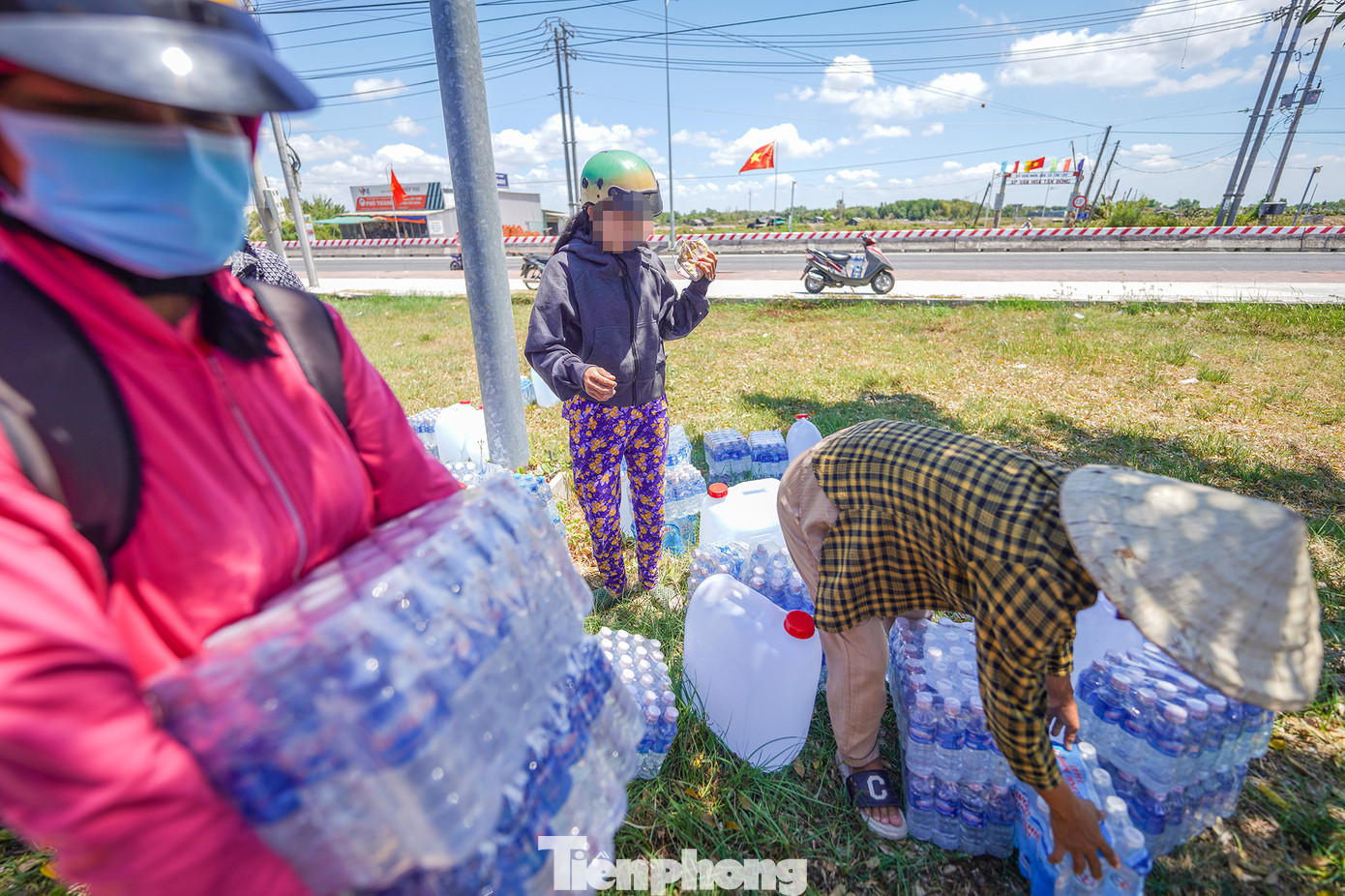 "Mong rằng bà con sẽ nâng cao tinh thần sẻ chia, nhận nước về chia lại cho những ai không có điều kiện ra đây nhận nước", một mạnh thường quân đến từ Tây Ninh chia sẻ.