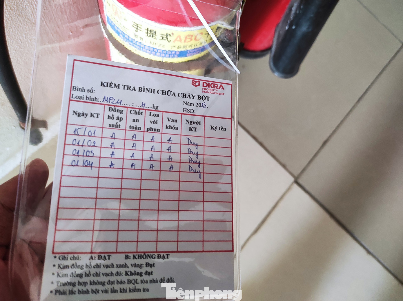 Bình chữa cháy được kiểm tra định kỳ mỗi tháng một lần. (Hình ảnh ghi nhận chiều 5/4). Bình chữa cháy được kiểm tra định kỳ mỗi tháng một lần. (Hình ảnh ghi nhận chiều 5/4).
