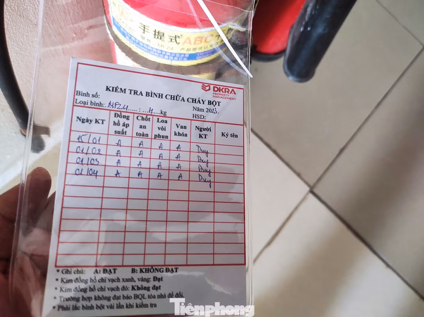 Bình chữa cháy được kiểm tra định kỳ mỗi tháng một lần. (Hình ảnh ghi nhận chiều 5/4).