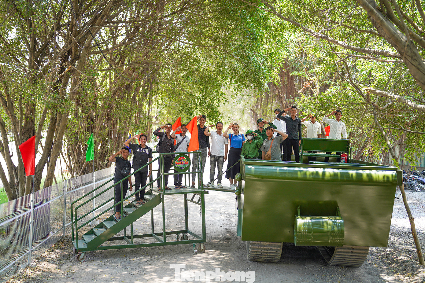 Dịp Lễ 30/4 – 1/5 năm nay được nghỉ dài ngày, du khách có thể tìm đến KDL Sơn Tiên (TP Biên Hoà, Đồng Nai) thử một lần trải nghiệm xe thiết giáp khám phá vùng đất hoang sơ tựa như rừng rậm Amazon thu nhỏ.