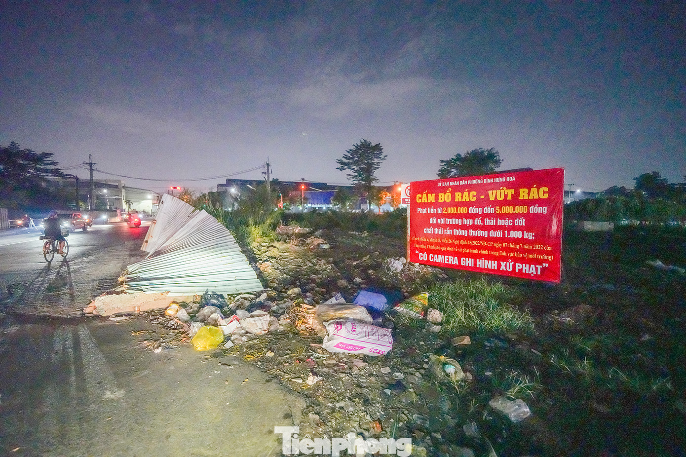 Xe tuần tra của lực lượng chức năng phường Bình Hưng Hoà liên tục giám sát. Khu vực bãi rác đã được gắn bảng cảnh báo.