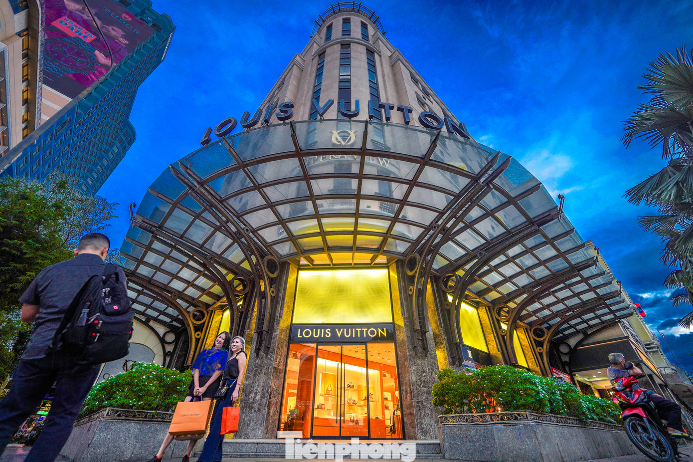 Đường Đồng Khởi hiện nay được xem là một trong những con đường đắt đỏ nhất thế giới. Giá bất động sản tại đây đã đạt đến mức 3 tỷ đồng/m2 cho một số vị trí. Không chỉ gây ấn tượng với giá trị bất động sản cao, Đồng Khởi còn nổi tiếng với mức giá thuê mặt bằng bán lẻ cao nhất châu Á, đứng thứ 13 toàn cầu. Mức giá thuê mặt bằng bán lẻ tại đây đạt 390 USD/m2, tương đương khoảng 100 triệu đồng/m2. Con đường này có mức giá thuê cao hơn nhiều so với các tuyến phố nổi tiếng ở Đức, Hà Lan hay Thái Lan.