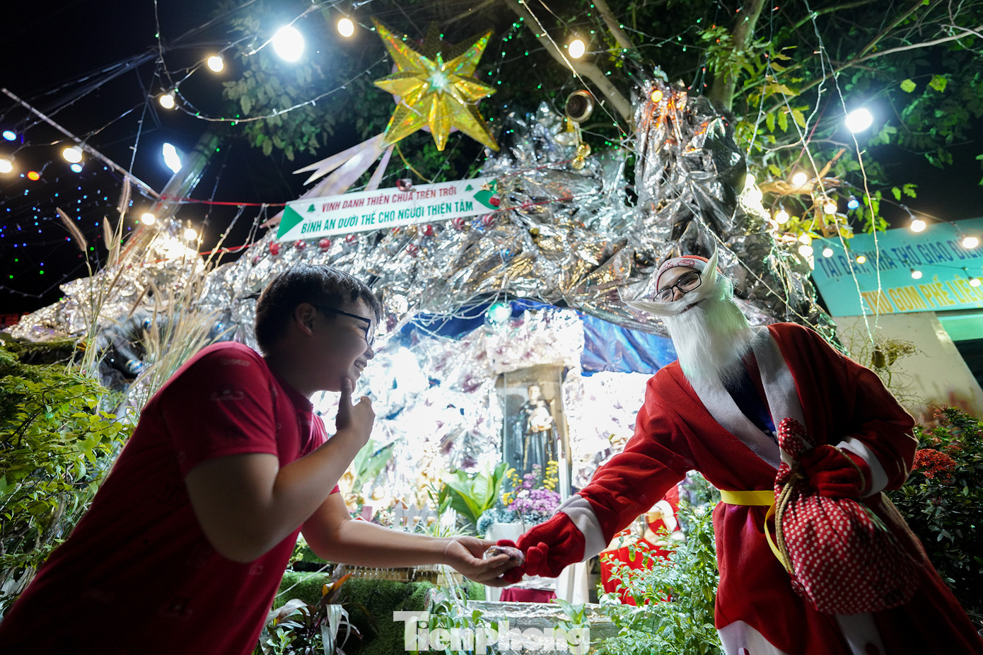 Em Vũ Minh Cường (học sinh lớp 10, trường PTTH Lê Minh Xuân, Bình Chánh) chia sẻ: "Cô em bảo hoá thân thành ông già Noel để phát quà cho các bé, em nhận lời ngay. Chiều đến giờ phát hơn trăm túi kẹo, mấy cô chú ai cũng hỏi ông già Noel... mấy tuổi rồi, sao bụng không to". Em Vũ Minh Cường (học sinh lớp 10, trường PTTH Lê Minh Xuân, Bình Chánh) chia sẻ: "Cô em bảo hoá thân thành ông già Noel để phát quà cho các bé, em nhận lời ngay. Chiều đến giờ phát hơn trăm túi kẹo, mấy cô chú ai cũng hỏi ông già Noel... mấy tuổi rồi, sao bụng không to".