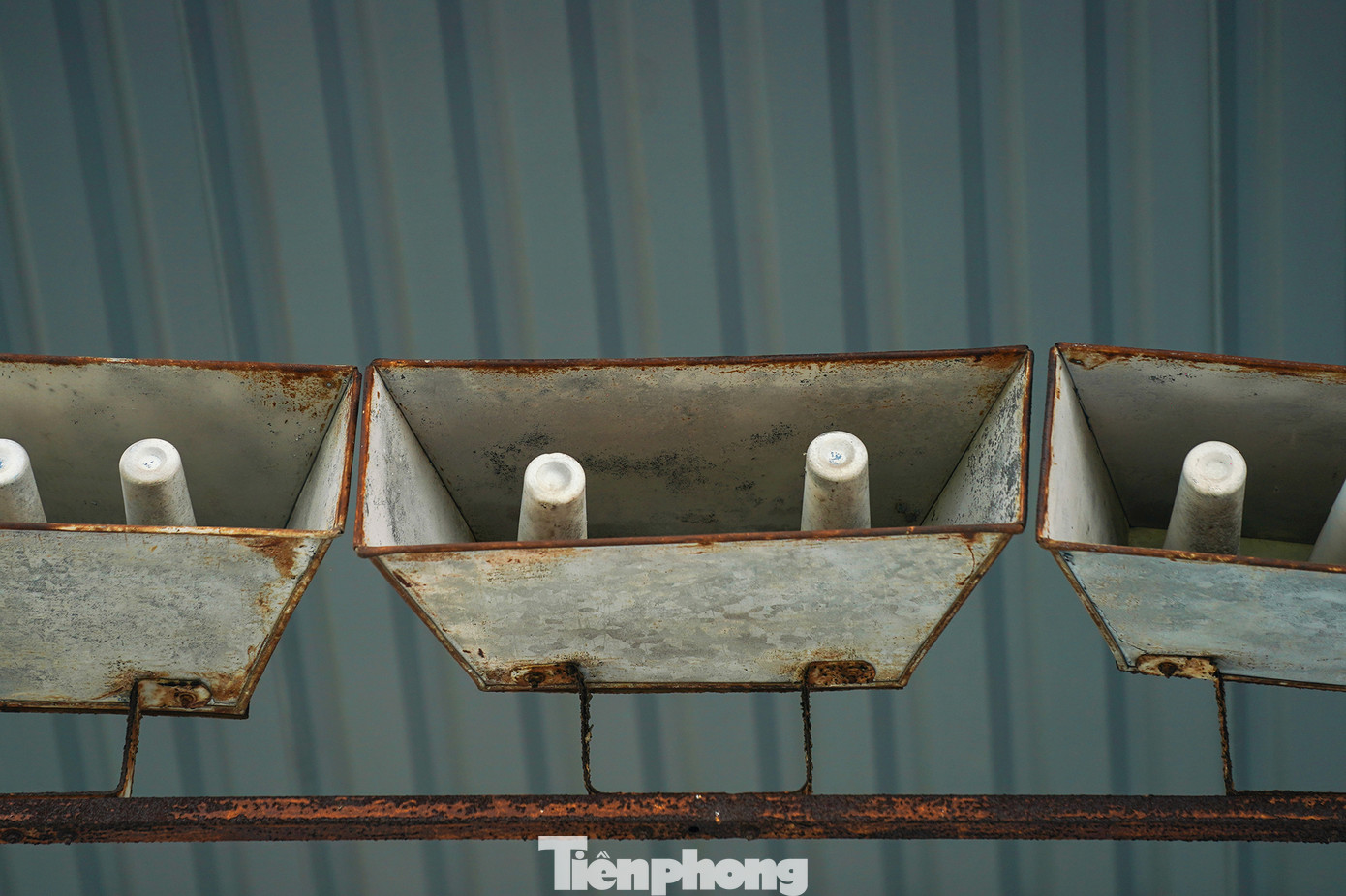 Nhiều thiết bị, cơ sở vật chất hiện đã xuống cấp. Bốn trụ đèn từng được coi là kỳ quan của nơi này đã không còn sáng.