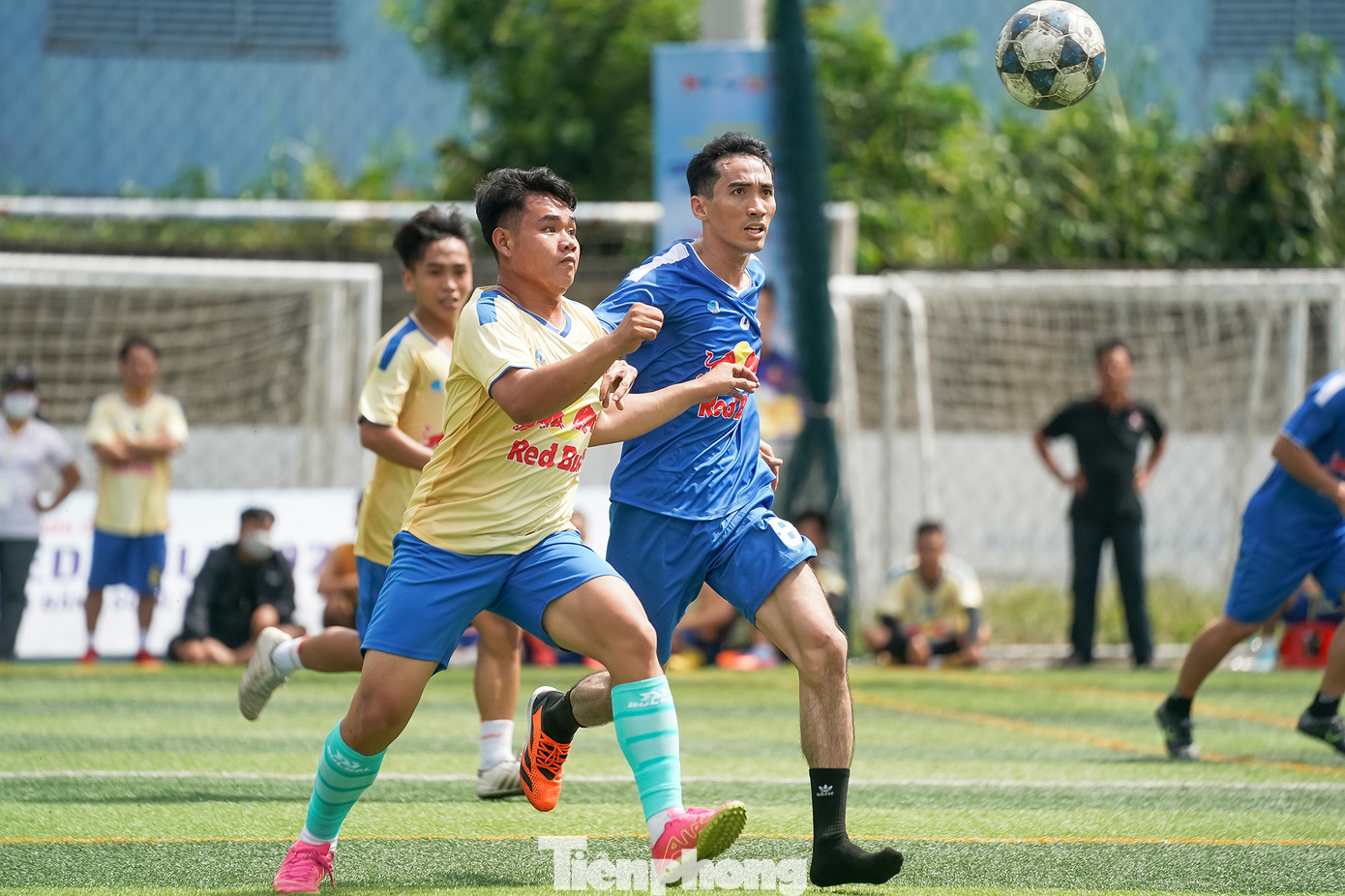 Cầu thủ hai đội FKK Việt Nam (áo xanh) và Quyền Auto có nhiều pha tranh bóng khá quyết liệt. Cầu thủ Nguyễn Ngọc Thức (áo xanh), là công nhân tổ uốn co, thi đấu năng nổ trong màu áo FKK Việt Nam.