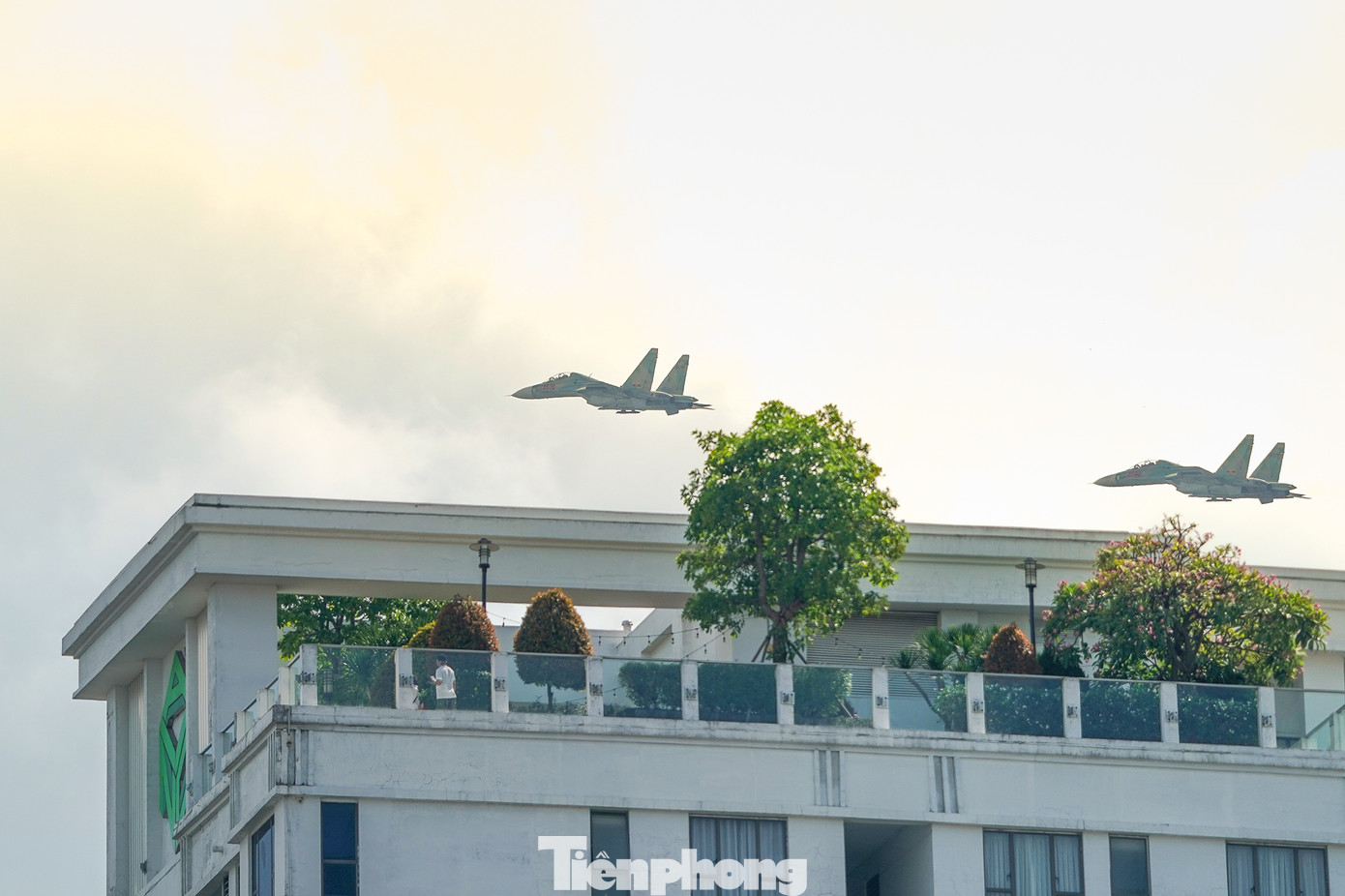 Tại một số toà chung cư, người dân có thể theo dõi các phi đội trên tầng cao.