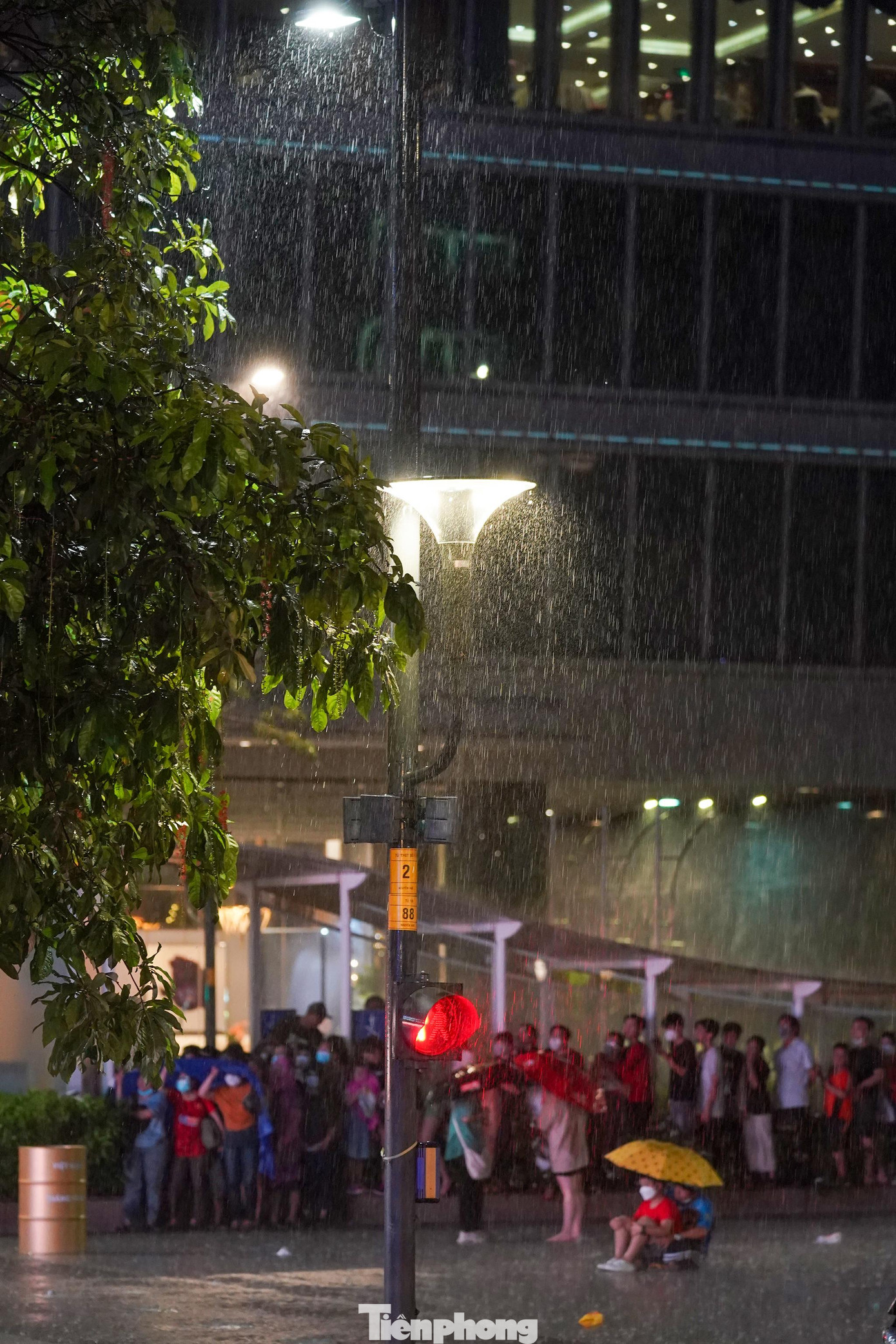 Không ngoài dự đoán của nhiều người, một cơn mưa lớn đổ xuống khi hiệp 1 trận đấu bắt đầu chừng 20 phút. Không ngoài dự đoán của nhiều người, một cơn mưa lớn đổ xuống khi hiệp 1 trận đấu bắt đầu chừng 20 phút.