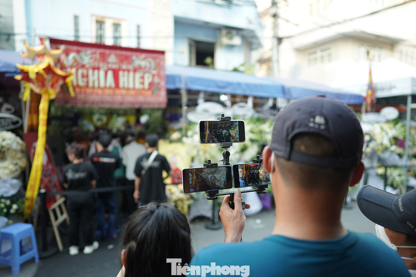 Nhiều YouTuber, TikToker luôn chực sẵn trước nơi tổ chức lễ tang NSƯT Vũ Linh.