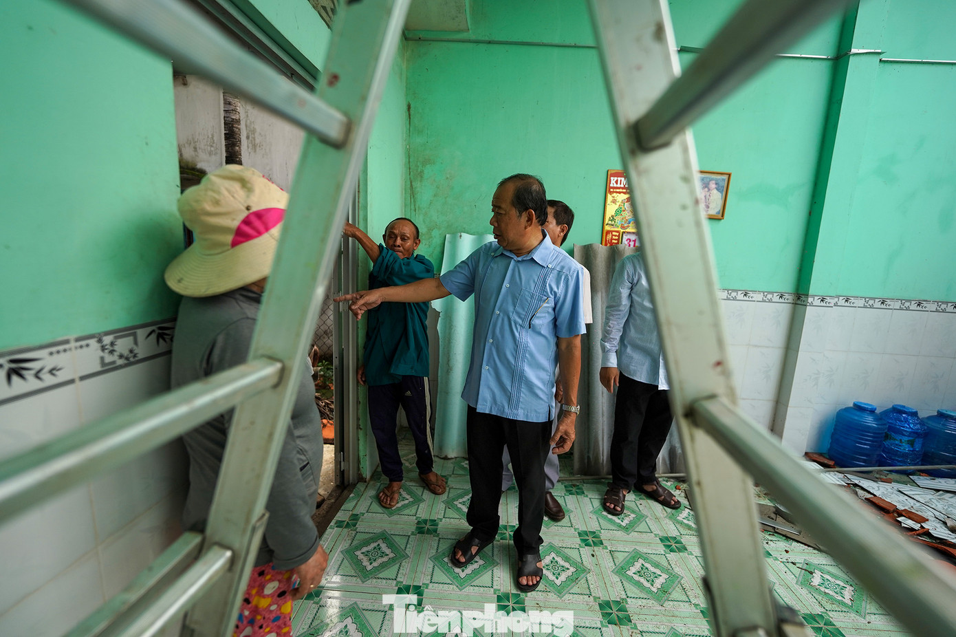 Ông Nguyễn Thanh Truyền - GĐ Sở NN&amp;PTNT tỉnh Long An thăm hỏi, động viên hộ bà Phạm Thị Bé Hai tại xã Hoà Phú.