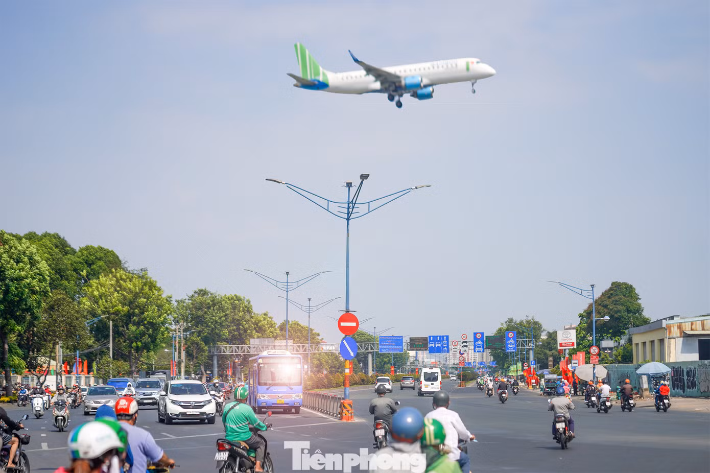 Mũi tàu Trường Chinh- Cộng Hoà hôm nay thưa vắng dòng người.