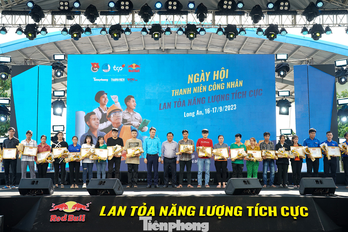 BTC trao phần thưởng, giấy khen cho 20 công nhân, đoàn viên có thành tích nổi bật tại địa phương.