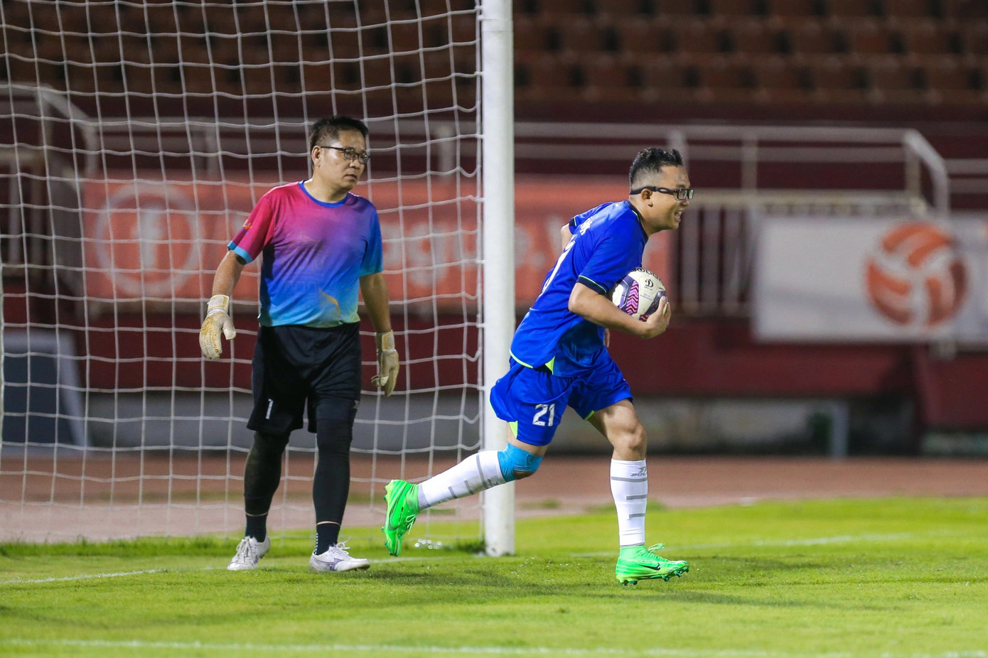 Cầu trường sân Thống Nhất như bùng nổ khi ở phút 89 của trận đấu, nỗ lực của các cầu thủ đội Hội Nhà báo đã được đền đáp khi Phan Đăng Báo dứt điểm hiểm hóc ngoài vòng cấm gỡ hòa 4 – 4. Sau đó, liên tiếp từ phút 70 đến 72, đội CBCC TPHCM đã ghi hai bàn thắng để vượt lên dẫn trước 4 – 2 từ một pha dứt điểm cận thành cùng với một pha phản công nguy hiểm. Hy vọng của đội Hội Nhà báo sau đó mở ra với cú dứt điểm cận thành gỡ 3 – 4 sau pha kiến tạo của tiền vệ Ngọc Hồi (Phó Giám đốc Sở Thông tin – Truyền thông TPHCM).