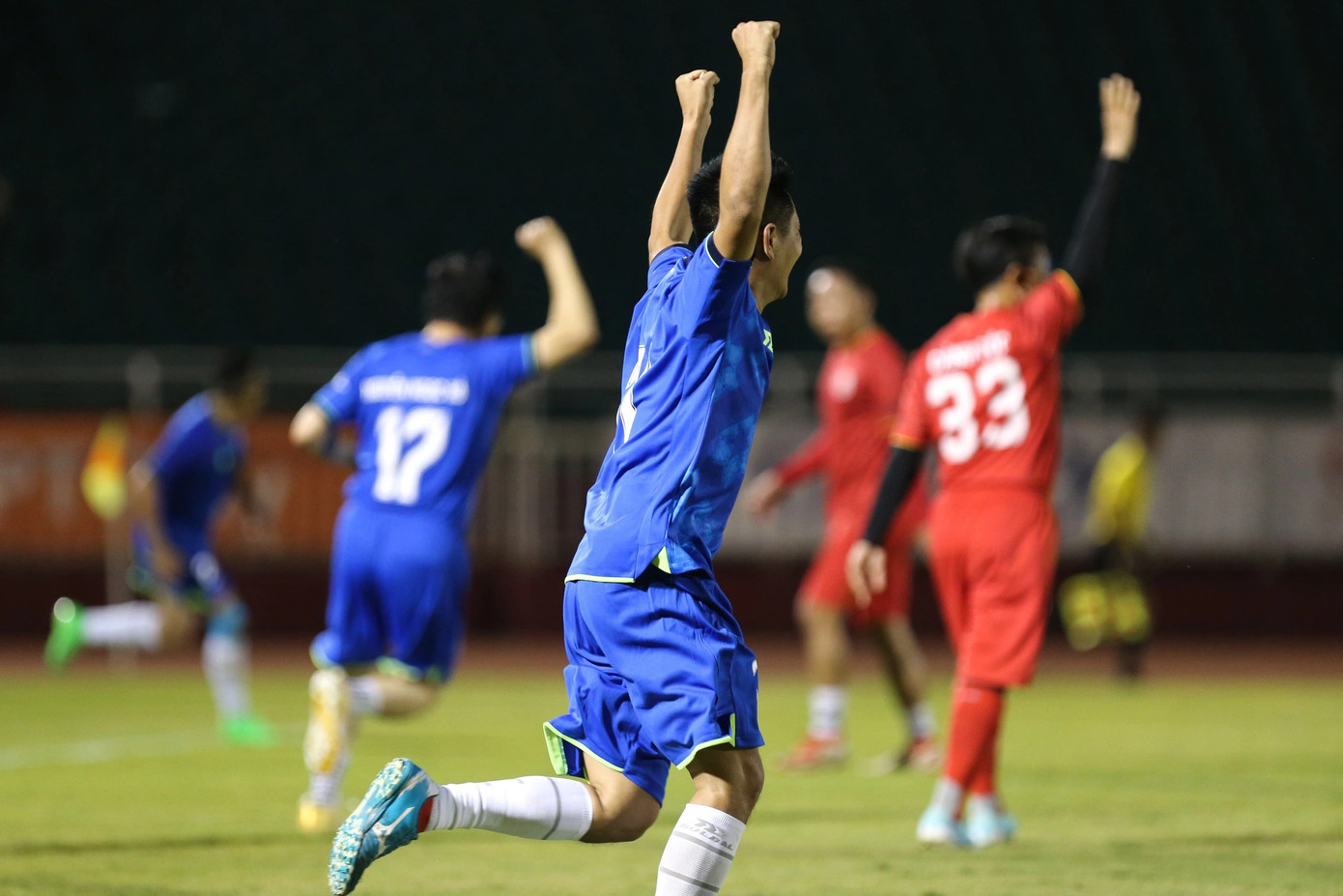 Cầu trường sân Thống Nhất như bùng nổ khi ở phút 89 của trận đấu, nỗ lực của các cầu thủ đội Hội Nhà báo đã được đền đáp khi Phan Đăng Báo dứt điểm hiểm hóc ngoài vòng cấm gỡ hòa 4 – 4. Sau đó, liên tiếp từ phút 70 đến 72, đội CBCC TPHCM đã ghi hai bàn thắng để vượt lên dẫn trước 4 – 2 từ một pha dứt điểm cận thành cùng với một pha phản công nguy hiểm. Hy vọng của đội Hội Nhà báo sau đó mở ra với cú dứt điểm cận thành gỡ 3 – 4 sau pha kiến tạo của tiền vệ Ngọc Hồi (Phó Giám đốc Sở Thông tin – Truyền thông TPHCM).