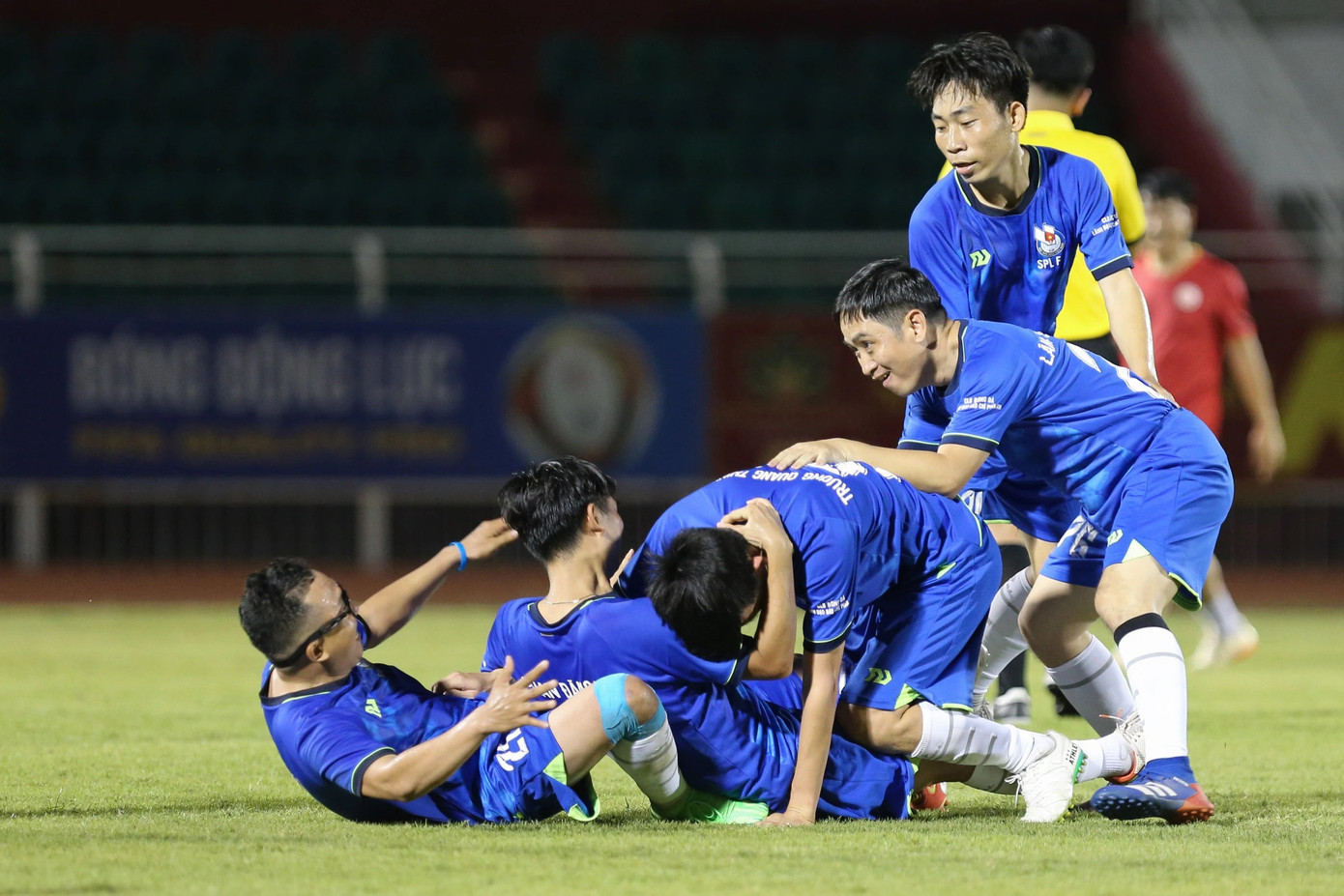 Cầu trường sân Thống Nhất như bùng nổ khi ở phút 89 của trận đấu, nỗ lực của các cầu thủ đội Hội Nhà báo đã được đền đáp khi Phan Đăng Báo dứt điểm hiểm hóc ngoài vòng cấm gỡ hòa 4 – 4. Sau đó, liên tiếp từ phút 70 đến 72, đội CBCC TPHCM đã ghi hai bàn thắng để vượt lên dẫn trước 4 – 2 từ một pha dứt điểm cận thành cùng với một pha phản công nguy hiểm. Hy vọng của đội Hội Nhà báo sau đó mở ra với cú dứt điểm cận thành gỡ 3 – 4 sau pha kiến tạo của tiền vệ Ngọc Hồi (Phó Giám đốc Sở Thông tin – Truyền thông TPHCM).