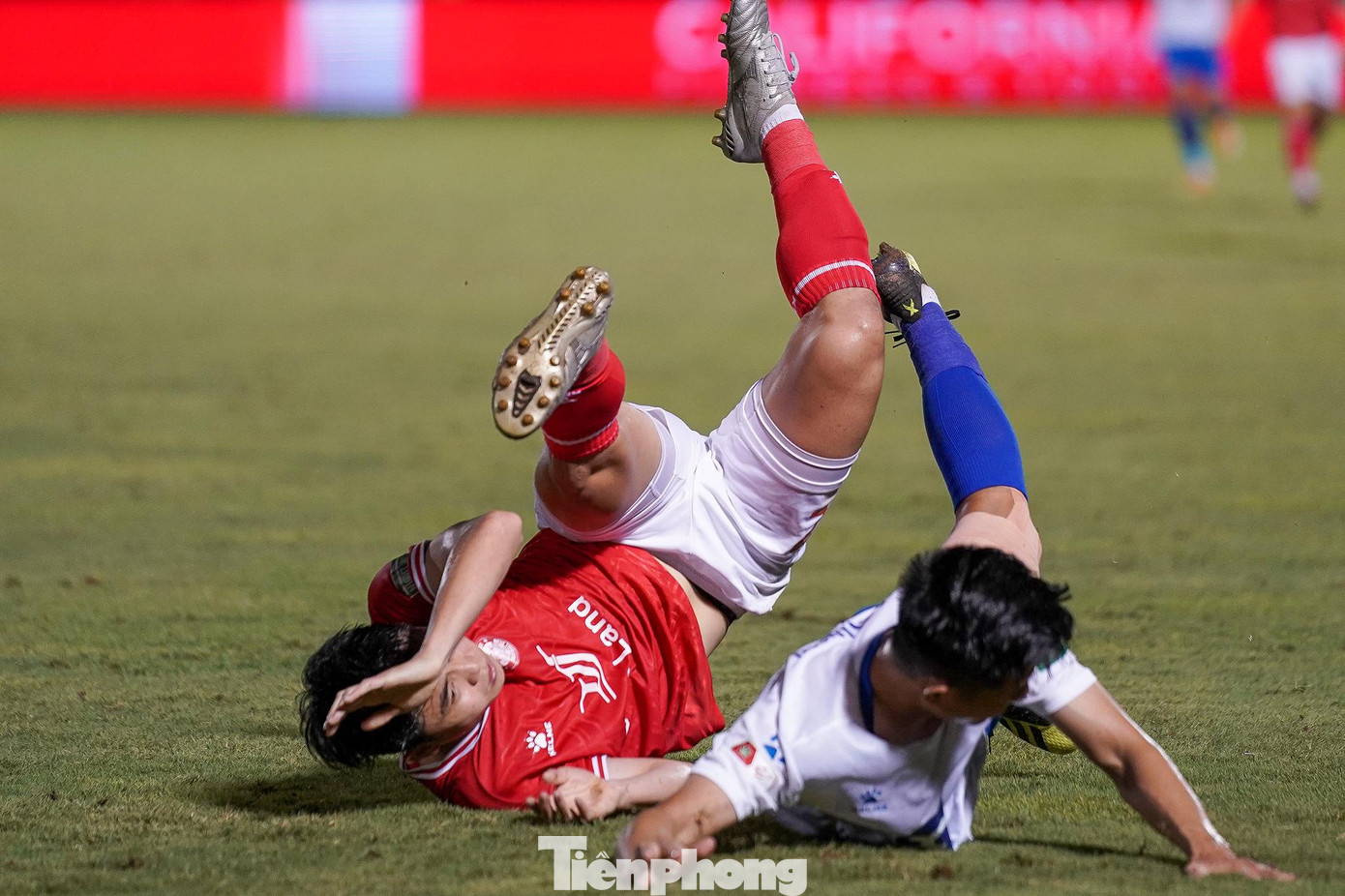 Cầu thủ hai bên không ngại va chạm. Cầu thủ hai bên không ngại va chạm.