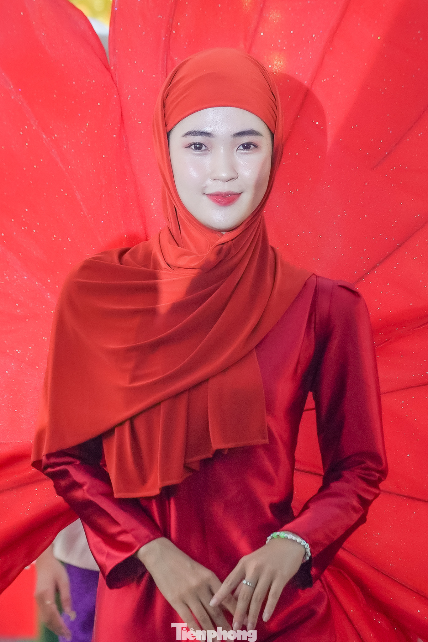 Hoa dâm bụt (hibiscus rosa-sinensis) là loài hoa 5 cánh có màu đỏ tươi, đại diện cho 5 nguyên tắc quốc gia - triết lý quốc gia của Malaysia trong việc tăng cường đoàn kết và hòa giải dân tộc, trong khi màu đỏ tượng trưng cho lòng quả cảm. Hoa dâm bụt (hibiscus rosa-sinensis) là loài hoa 5 cánh có màu đỏ tươi, đại diện cho 5 nguyên tắc quốc gia - triết lý quốc gia của Malaysia trong việc tăng cường đoàn kết và hòa giải dân tộc, trong khi màu đỏ tượng trưng cho lòng quả cảm.