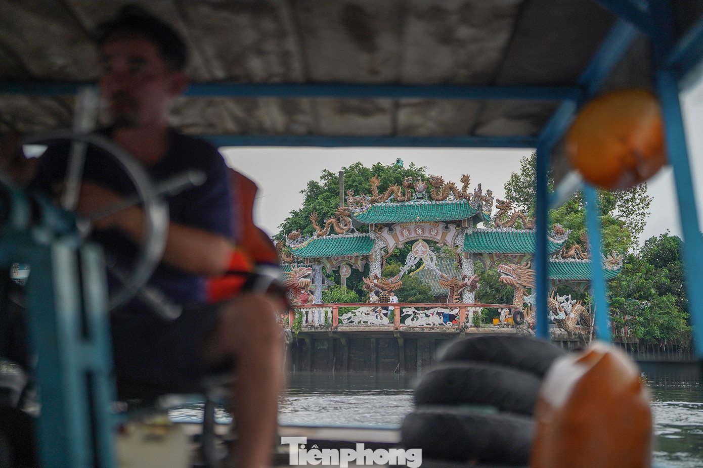 Có thuyết truyền miệng kể rằng vào khoảng thế kỷ 18, một người đàn ông chài lưới trên đoạn sông này đã vớt được một thi thể phụ nữ. Lúc bấy giờ tại vị trí ngôi miếu nổi vốn dĩ là một cù lao hình bàn chân, cây cối um tùm. Thuyền chài đem thi thể người phụ nữ lên chôn ở cù lao rồi lập một miếu nhỏ để thờ oan hồn. Ban đầu là một miếu nhỏ bằng tre lá, do các nhà buôn đường sông cùng người dân trong vùng dựng thành, thờ Ngũ Hành, Long Mẫu để cầu mong tàu thuyền qua lại trên sông được thuận buồm xuôi gió.