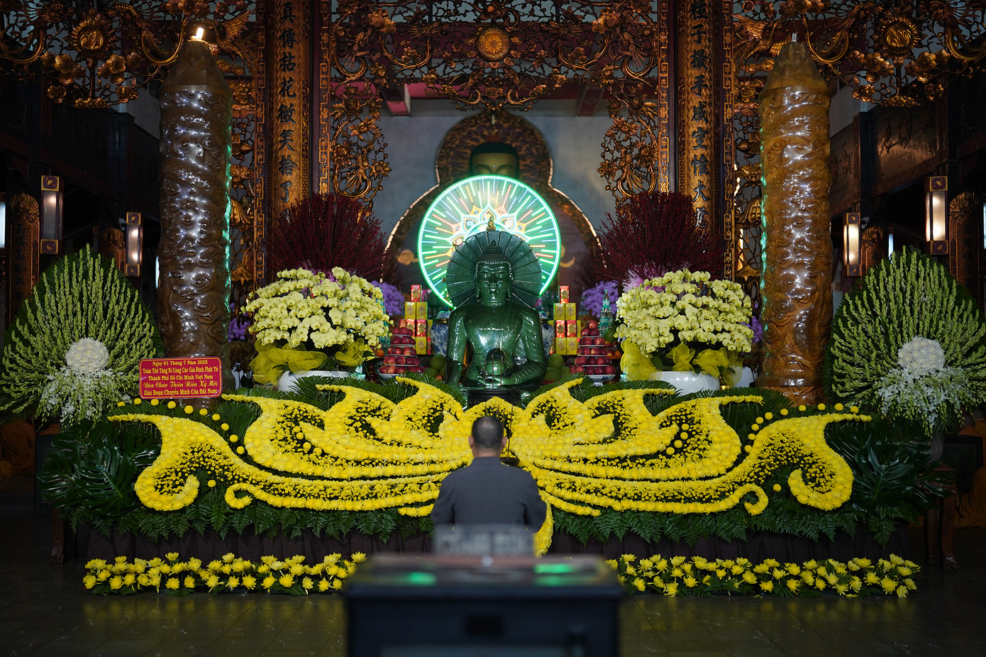 Không khí trang nghiêm bên trong chánh điện chùa Vĩnh Nghiêm. Hưởng ứng chủ trương của Trung ương Giáo hội Phật giáo Việt Nam, những ngôi chùa và cơ sở tự viện tại TPHCM đã đồng loạt cử hành ba hồi chuông trống bát nhã vào lúc 6 giờ sáng.