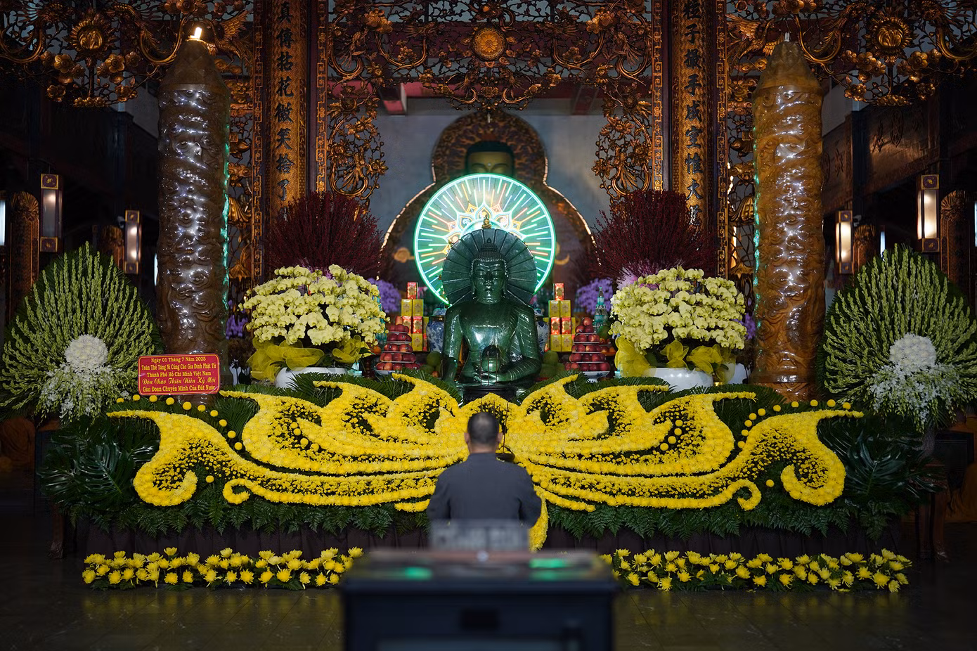 Không khí trang nghiêm bên trong chánh điện chùa Vĩnh Nghiêm. Hưởng ứng chủ trương của Trung ương Giáo hội Phật giáo Việt Nam, những ngôi chùa và cơ sở tự viện tại TPHCM đã đồng loạt cử hành ba hồi chuông trống bát nhã vào lúc 6 giờ sáng.