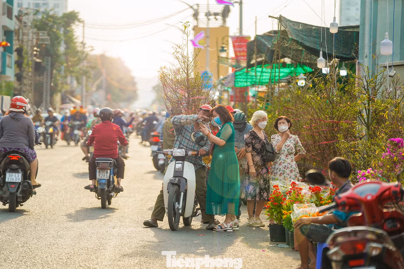 Từ sáng sớm, nhiều người dân đã ra chọn mua mai vàng, cánh xe ôm tự quản của quận 8 cũng liên tục nhận cuốc vận chuyển.