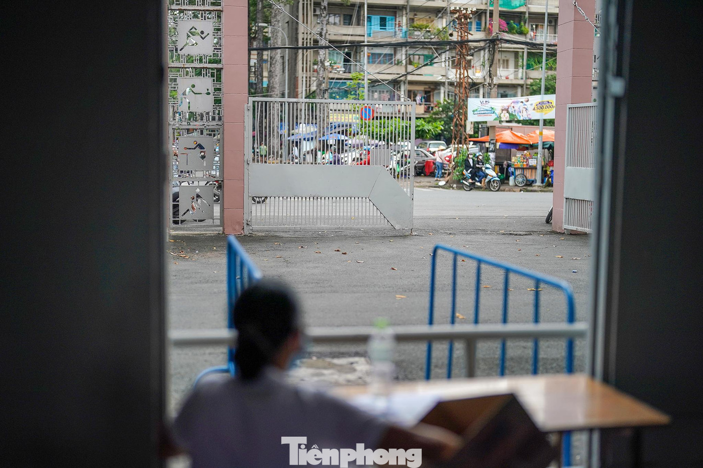 Tầm 10h, cổng SVĐ Thống Nhất thưa vắng người hâm mộ. Tầm 10h, cổng SVĐ Thống Nhất thưa vắng người hâm mộ.