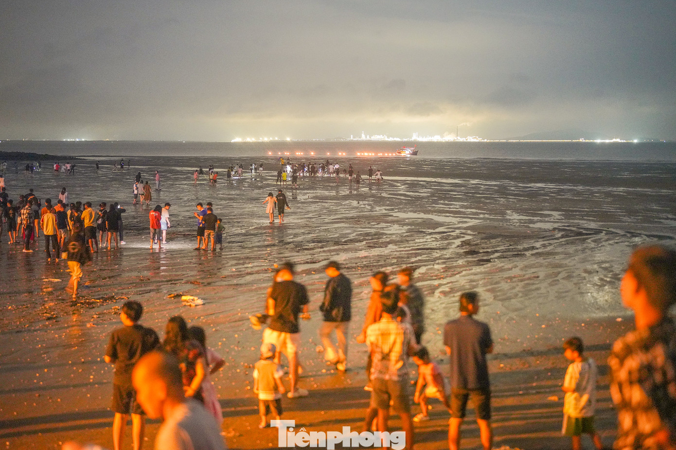 Gần 22 giờ, người dân vẫn nán lại bờ biển công viên Cần Thạnh để xem thả hoa đăng.