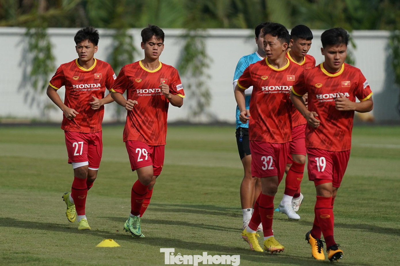 Bước chạy với đầy hy vọng có mặt trong đội hình chính của &quot;tân binh&quot; Khuất Văn Khang. Ở VCK U23 châu Á 2022, cầu thủ của lò đào tạo Viettel gây ấn tượng ngay trận ra mắt và được bình chọn là Cầu thủ xuất sắc nhất trận hòa Hàn Quốc. Tại sân chơi đúng tuổi (U19 và U20), Văn Khang luôn làm tốt vai trò thủ lĩnh, vực dậy đồng đội khi rơi vào tình cảnh khó khăn và truyền cảm hứng thông qua những màn trình diễn chói sáng. Hầu hết các bàn thắng của U20 Việt Nam gần đây đều mang dấu giày của Văn Khang.