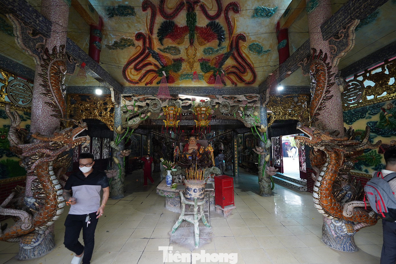 Giữa khu tiền điện thờ Phật Di Lặc, hai bên thờ Phật Tổ Như Lai và Địa Mẫu. Phía trước là tượng Quan Âm Chuẩn Đề ngồi trên toà sen với 18 cánh tay đang cầm pháp khí. Dọc bên tường treo hai bức phù điêu Thập Bát La Hán.