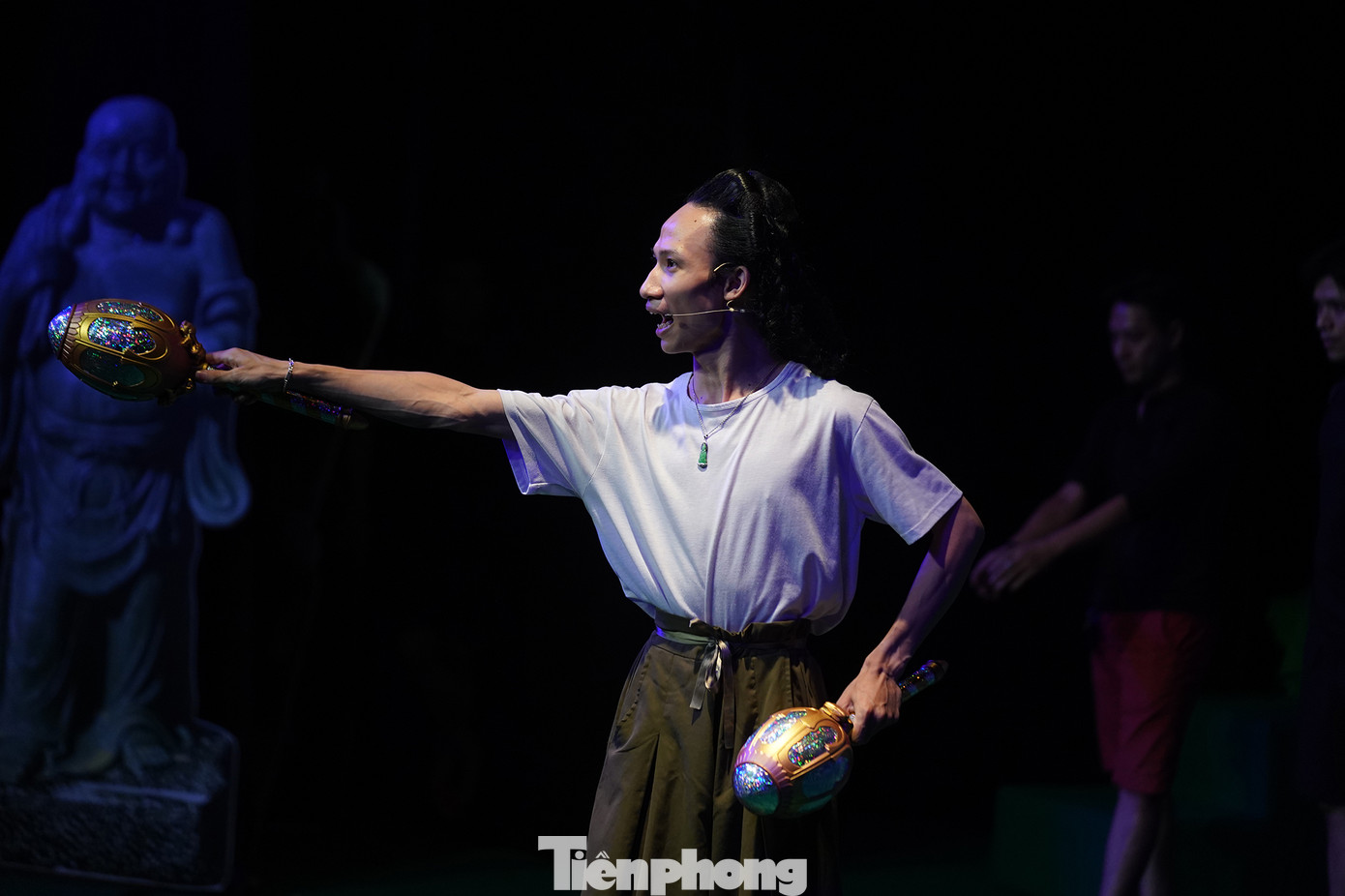 Trong vở Mộc Quế Anh của đoàn Đồng Ấu Bạch Long, Hạ Nắng vào vai tướng Tiêu Thiên Tả với nhiều vũ đạo phức tạp trong phần khai từ.