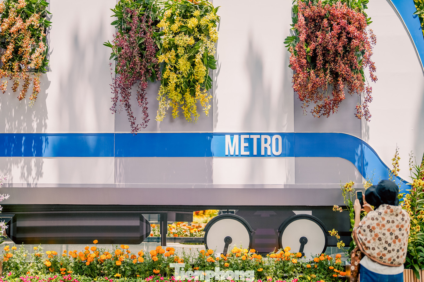 Hình ảnh tái hiện tàu điện metro - công trình điểm nhấn của TPHCM, phương tiện công cộng đang phục vụ hàng chục ngàn lượt khách mỗi ngày.