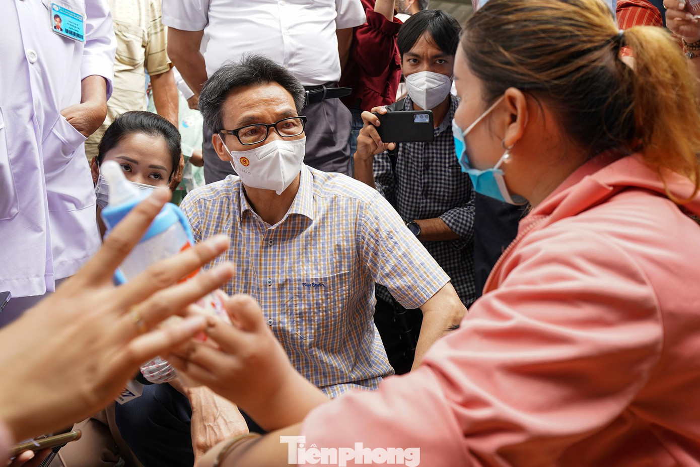 Dừng lại ở một phụ huynh đang bế con, Phó Thủ tướng hỏi thăm điều kiện khám, chữa bệnh tại bệnh viện. Để giải quyết tình trạng quá tải bệnh nhân, Bệnh viện Bệnh Nhiệt đới TPHCM đã đề xuất với Sở Y tế TPHCM và lãnh đạo Bộ Y tế về phương án ngừng tiếp nhận bệnh nhi mắc SXH và đề nghị các bệnh viện nhi trên địa bàn thành phố tiếp nhận trẻ mắc SXH để chia sẻ gánh nặng quá tải. Mặt khác, bệnh viện sẽ từng bước chuyển 20 bệnh nhân bị uốn ván đang điều trị tại Khoa Cấp cứu Hồi sức Tích cực và Chống độc Người lớn về các tỉnh, thành để có giường trống tiếp nhận điều trị cho người lớn mắc SXH.