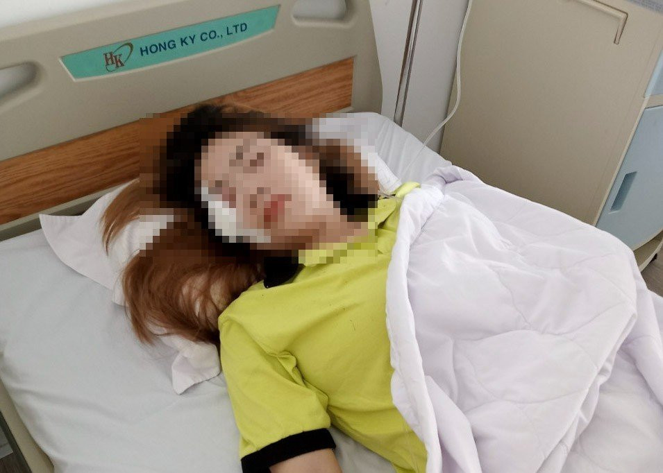 Nạn nhân Oanh đang cấp cứu tại bệnh viện Tân Tạo trong tình trạng vẫn còn hôn mê. Nạn nhân Oanh đang cấp cứu tại bệnh viện Tân Tạo trong tình trạng vẫn còn hôn mê.