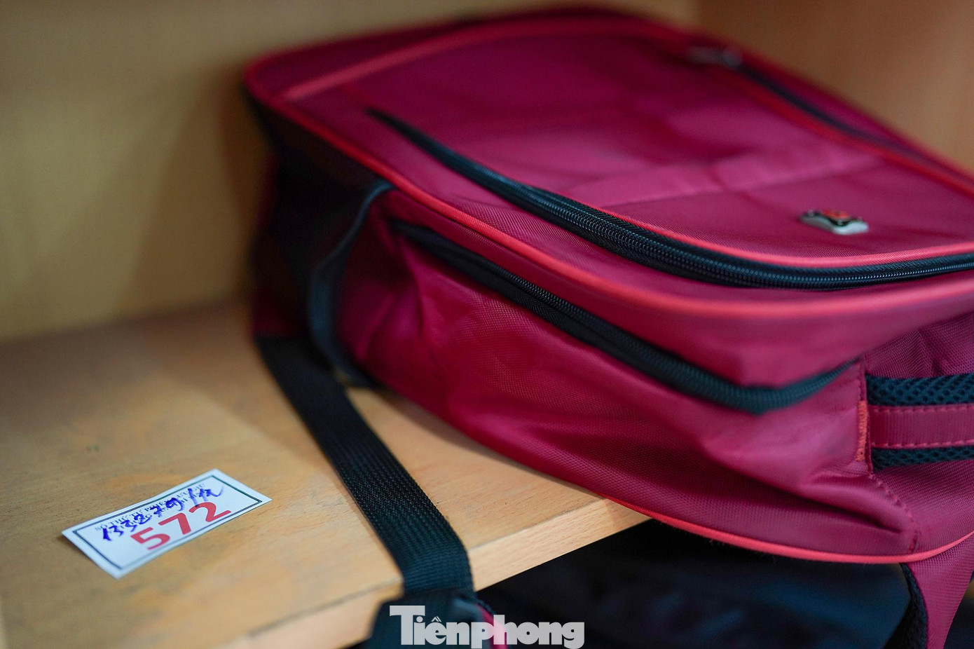 Mỗi ô là một ba lô và một phiếu đánh số.