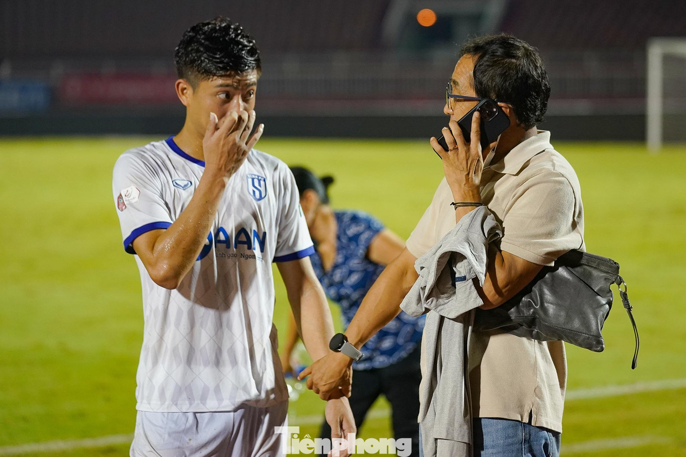 Trợ lý Lee Young-jin gặp riêng Phan Văn Đức sau trận đấu để chúc mừng anh với cú đúp ấn tượng.