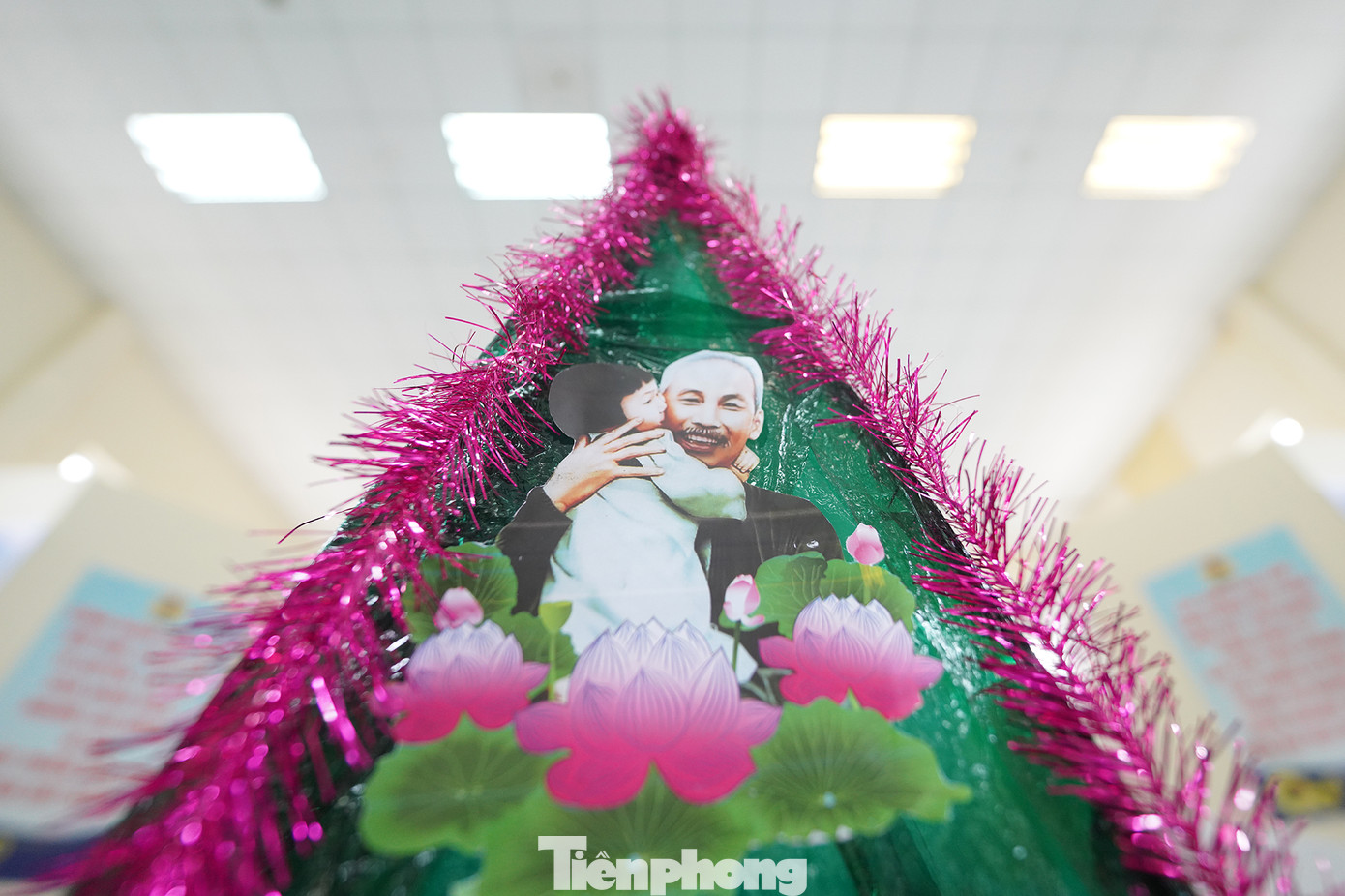 Chiếc đèn hình măng non do Trường tiểu học Doi Lầu thực hiện.