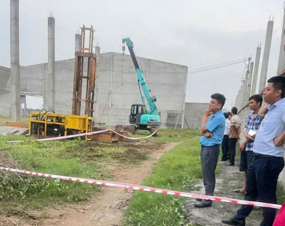 Theo báo cáo ban đầu, khoảng 13 giờ 20 phút ngày 2/6, cơn mưa lớn kéo dài kèm theo gió lốc rất mạnh toàn khu vực xã Thuận Thành, huyện Cần Giuộc. Theo báo cáo ban đầu, khoảng 13 giờ 20 phút ngày 2/6, cơn mưa lớn kéo dài kèm theo gió lốc rất mạnh toàn khu vực xã Thuận Thành, huyện Cần Giuộc.