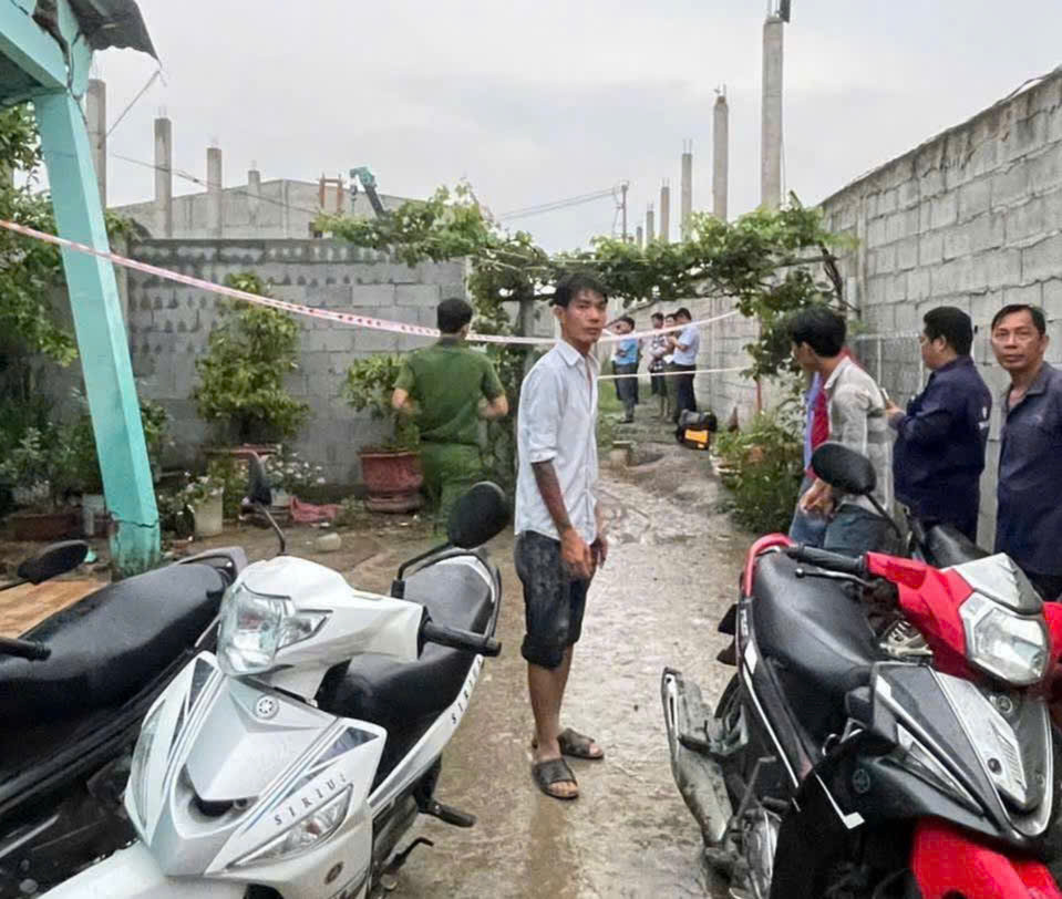 Thời điểm này, hàng rào cao 8m của công trình do ông Nguyễn Thanh Hùng (47 tuổi, ngụ ấp Thuận Tây 1, xã Thuận Thành, huyện Cần Giuộc làm chủ) đã đổ sập gần như hoàn toàn. Thời điểm này, hàng rào cao 8m của công trình do ông Nguyễn Thanh Hùng (47 tuổi, ngụ ấp Thuận Tây 1, xã Thuận Thành, huyện Cần Giuộc làm chủ) đã đổ sập gần như hoàn toàn.