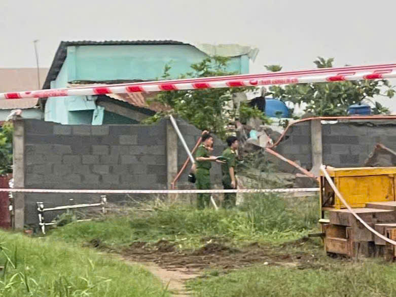 Cùng lúc đó, chị Trần Thị Hồng Nhung (32 tuổi, con dâu bà Lệ) đang ở phía mái che bên hông nhà thì bị tường ngã đổ, dẫn đến chị Nhung đa chấn thương được mọi người xung quanh đưa đi cấp cứu. Cùng lúc đó, chị Trần Thị Hồng Nhung (32 tuổi, con dâu bà Lệ) đang ở phía mái che bên hông nhà thì bị tường ngã đổ, dẫn đến chị Nhung đa chấn thương được mọi người xung quanh đưa đi cấp cứu.