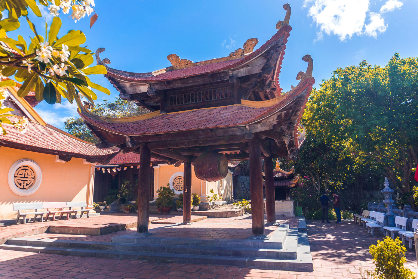 Một góc chùa Núi Một. Chùa Núi Một (Vân Sơn Tự) là ngôi chùa duy nhất tại Côn Đảo, nằm trên núi mặt hướng ra biển. Bạn có thể chọn leo 200 bậc thang hoặc đi xe ôm lên với giá 40.000 đồng/khứ hồi để ngắm hồ An Hải, toàn cảnh thị trấn Côn Đảo và Vịnh Côn Sơn. Sau khi lễ Phật, bạn hãy ra phía sau nhà chùa để thưởng thức nước hạt é mát ngọt miễn phí, tự phục vụ. Khách còn được sư thầy tặng cho một vòng tay và một tấm thẻ với những câu răn dạy. Một góc chùa Núi Một. Chùa Núi Một (Vân Sơn Tự) là ngôi chùa duy nhất tại Côn Đảo, nằm trên núi mặt hướng ra biển. Bạn có thể chọn leo 200 bậc thang hoặc đi xe ôm lên với giá 40.000 đồng/khứ hồi để ngắm hồ An Hải, toàn cảnh thị trấn Côn Đảo và Vịnh Côn Sơn. Sau khi lễ Phật, bạn hãy ra phía sau nhà chùa để thưởng thức nước hạt é mát ngọt miễn phí, tự phục vụ. Khách còn được sư thầy tặng cho một vòng tay và một tấm thẻ với những câu răn dạy.