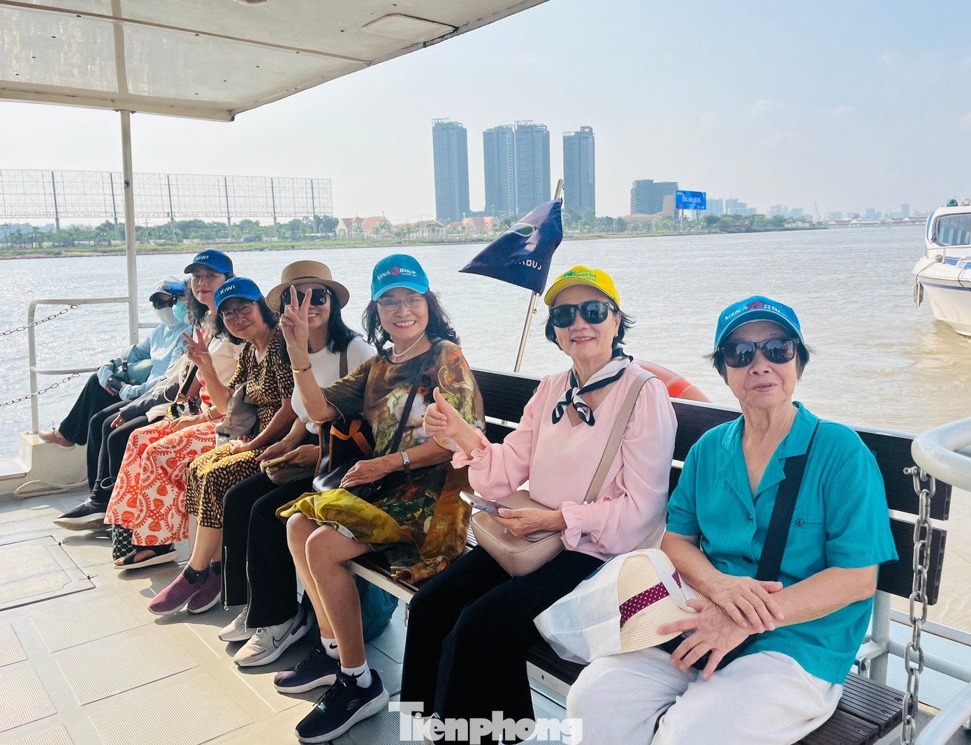 Nhóm liên minh kích cầu du lịch TPHCM gồm ba đơn vị du lịch quốc tế tổ chức. Các tour được nhóm xây dựng chủ yếu ở nội thành, với giá giảm tới 60%. Trong đó, tour ngắm sông Sài Gòn bằng buýt đường sông và trải nghiệm massge, chăm sóc sức khỏe chỉ có 299.000 đồng/vé.