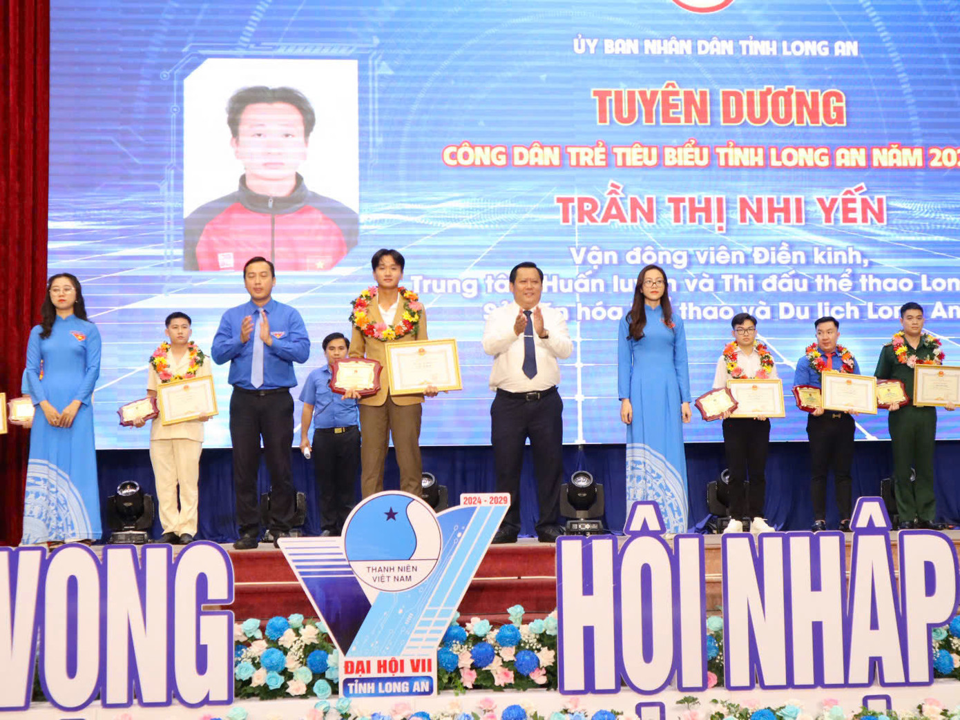 Vận động viên điền kinh Trần Thị Nhi Yến sinh ra và lớn lên tại huyện Cần Đước, chỉ mới bắt đầu thi đấu chuyên nghiệp từ năm 2022, nhưng với sự bứt phá mạnh mẽ trong thời gian qua đã trở thành nữ tuyển thủ có tốc độ tốt nhất ở nội dung 100m, 200m của Điền kinh Việt Nam. Với thành tích HCB Sea Games 32; HCB Giải vô địch U20 Châu Á, HCV tại Đại hội thể thao toàn quốc lần 9-2022.... Và bước ngoặt lớn nhất trong sự nghiệp của cô gái tuổi 19 là suất đặc cách tham dự Olympic Paris vừa qua.