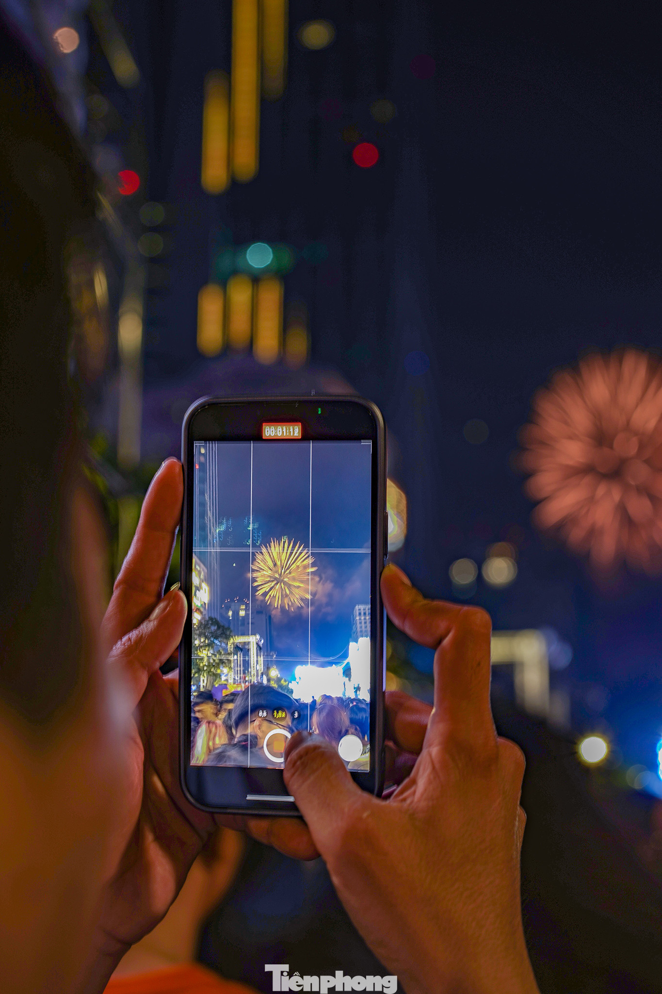 Đại tiệc pháo hoa kéo dài 15 phút. Không chỉ mãn nhãn, nhiều người tìm được niềm vui, hạnh phúc bên gia đình và có thêm niềm tin vào những thành công và thắng lợi trong năm mới 2023.