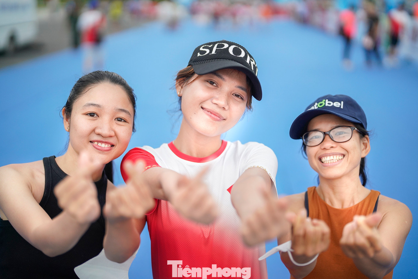 Bạn Mỹ Hạnh (giữa), Minh Nhựt (trái) và bạn Minh Khuê đến từ TPHCM. Tuy lần đầu tiên tham gia Giải Vô địch Quốc gia Marathon và cự ly dài báo Tiền Phong, nhưng các bạn tự tin đăng ký cự ly 42km.