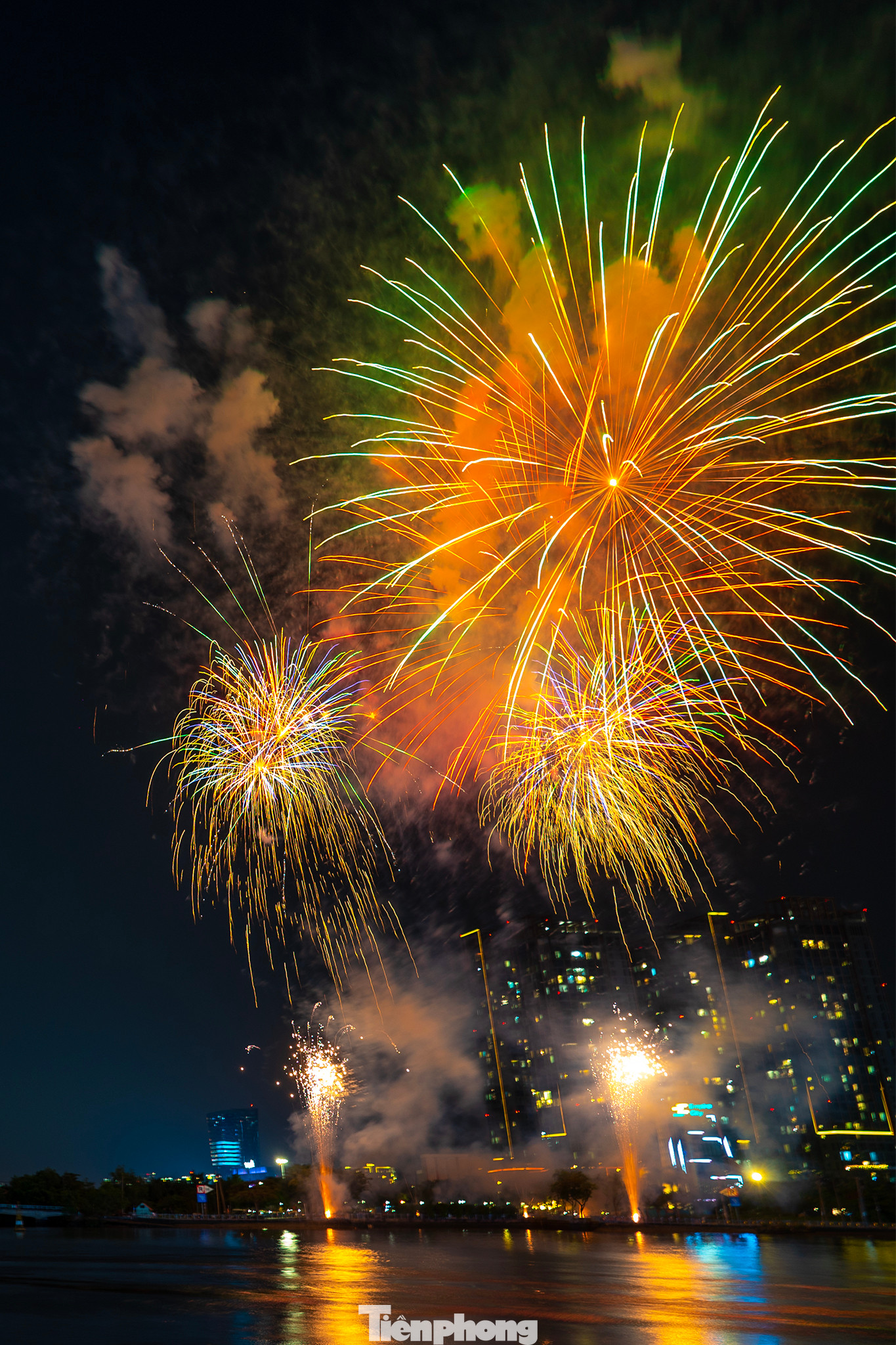 Chương trình bắn pháo hoa mừng đại lễ 30/4 và 1/5 diễn ra tại 2 điểm là công viên văn hóa Đầm Sen và công viên nóc hầm Thủ Thiêm từ 21h đến 21h15 ngày 30/4. Chương trình bắn pháo hoa mừng đại lễ 30/4 và 1/5 diễn ra tại 2 điểm là công viên văn hóa Đầm Sen và công viên nóc hầm Thủ Thiêm từ 21h đến 21h15 ngày 30/4.