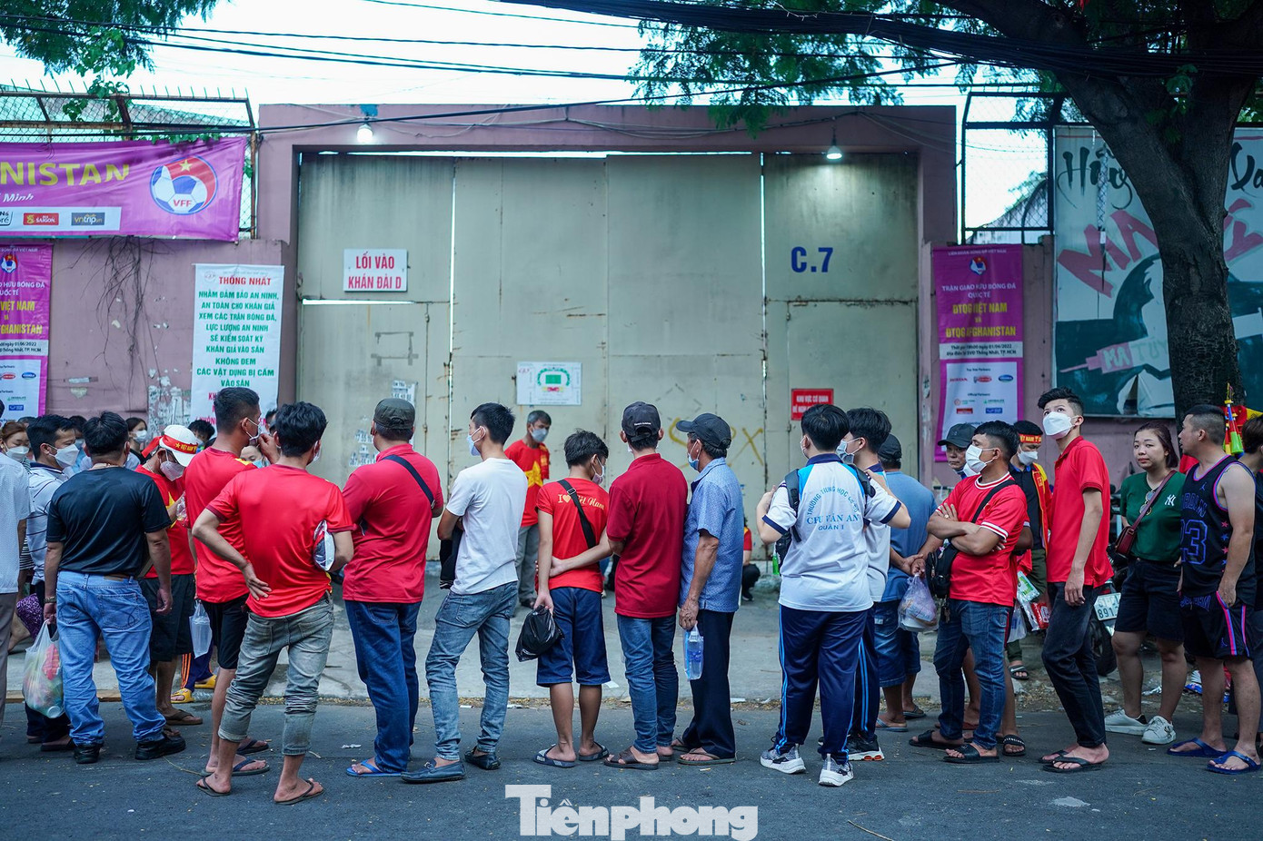 Tầm 16h, khán đài phụ vẫn chưa mở cửa, dòng người xếp hàng nối dài.